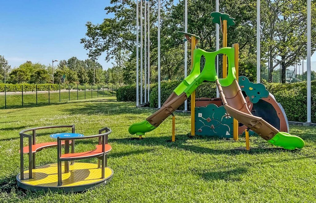 Parchi Gioco

Arredi e pavimentazioni antinfortunistiche per aree ludiche